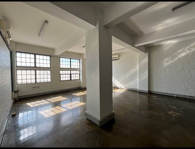 105M² BUSINESS TO LET IN WOODSTOCK